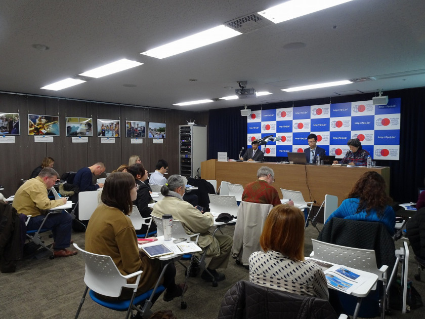 フォーリン・プレスセンターで外国人記者から取材を受ける代表取締役の福澤