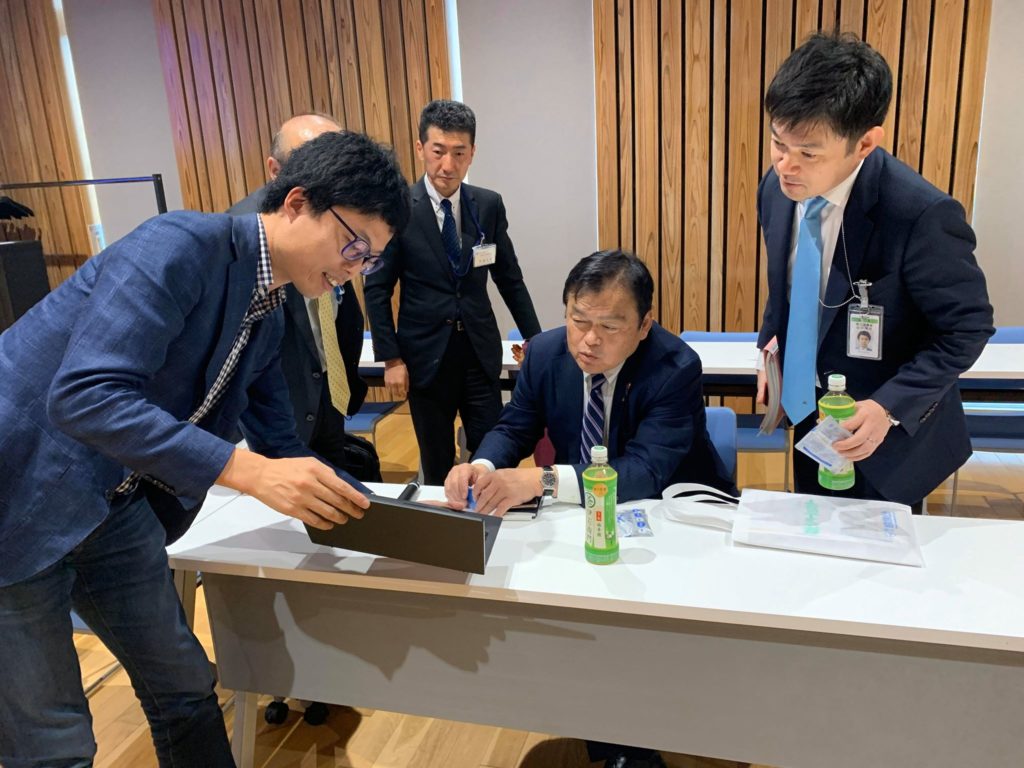 国土交通省 赤羽大臣に、空飛ぶクルマの開発進捗をプレゼンするskydrive代表 福澤