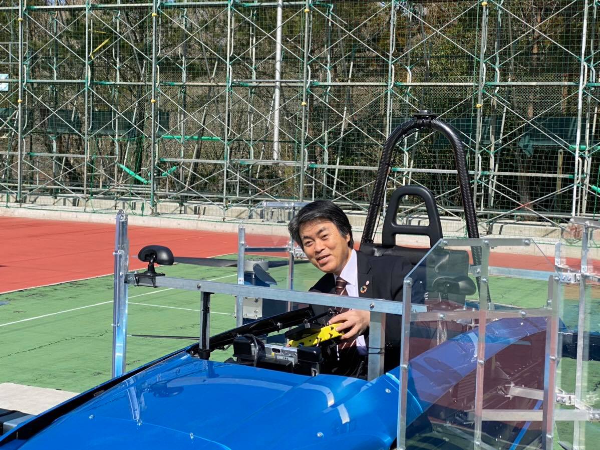 空飛ぶクルマの開発現場を視察中の豊田市長