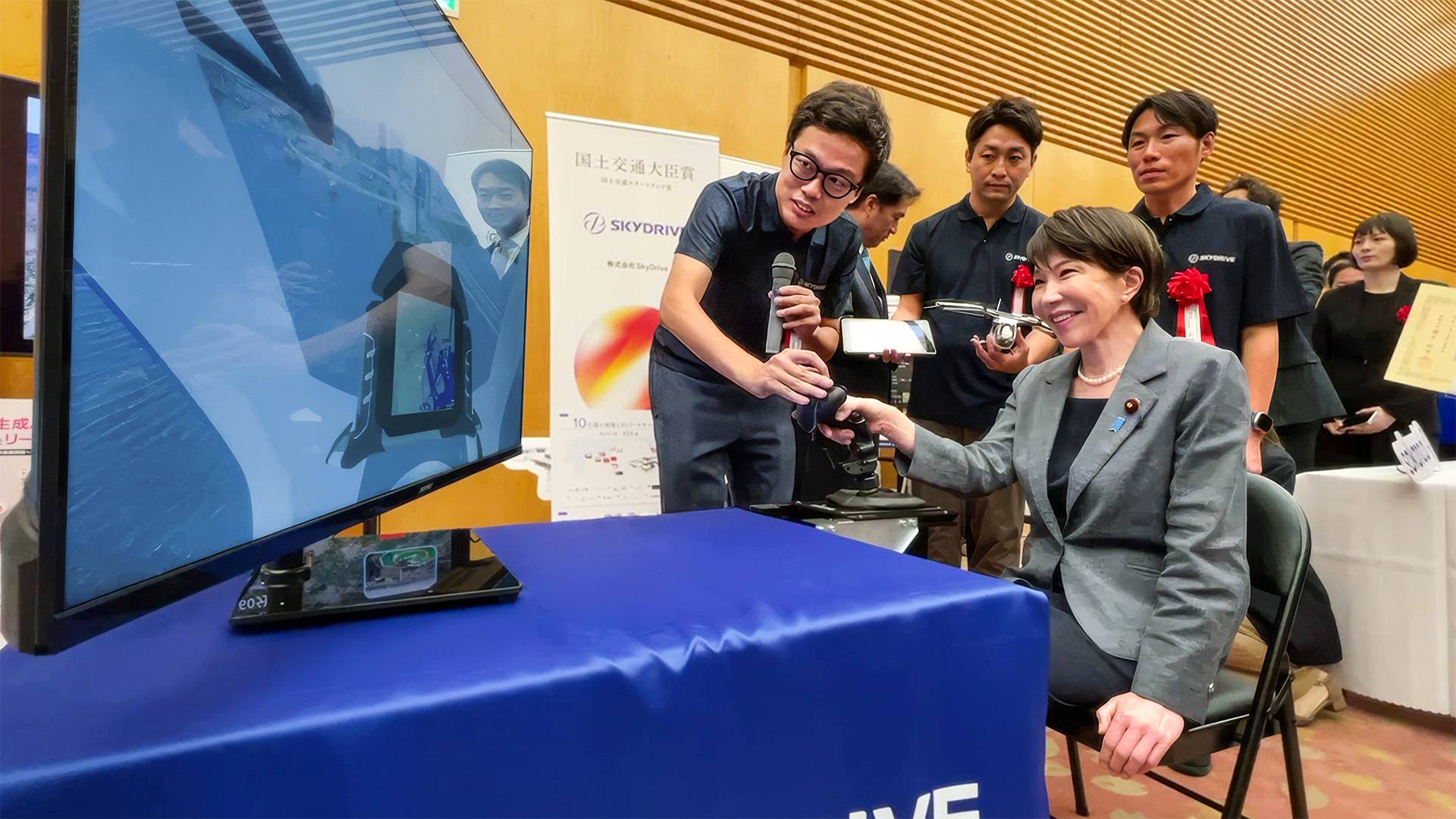 SkyDriveは、経済産業省が主催する「日本スタートアップ大賞2026」において「国土交通大臣賞（国土交通スタートアップ賞）」を受賞したことをお知らせいたします。

本日9月25日、総理大臣官邸で行われた表彰式において、高市早苗首相に『SKYDRIVE』のシミュレータをご体験いただき、当社機体の最大の特長である「ワン